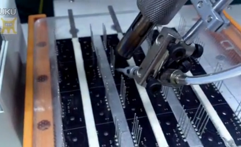 視頻: 自動焊錫機專用錫線拖焊效果-興鴻泰錫業(yè)